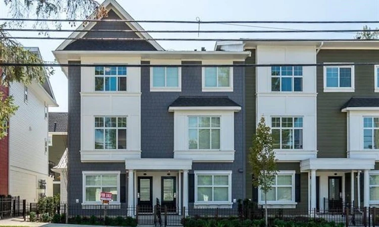 32-27735 Roundhouse Drive