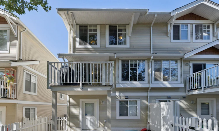 28-12110 75a Avenue