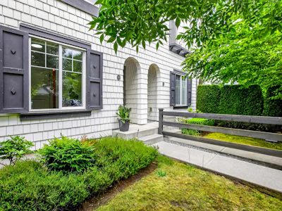 4-16357 15 Avenue - 2