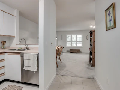 205-1535 Chesterfield Avenue - 3