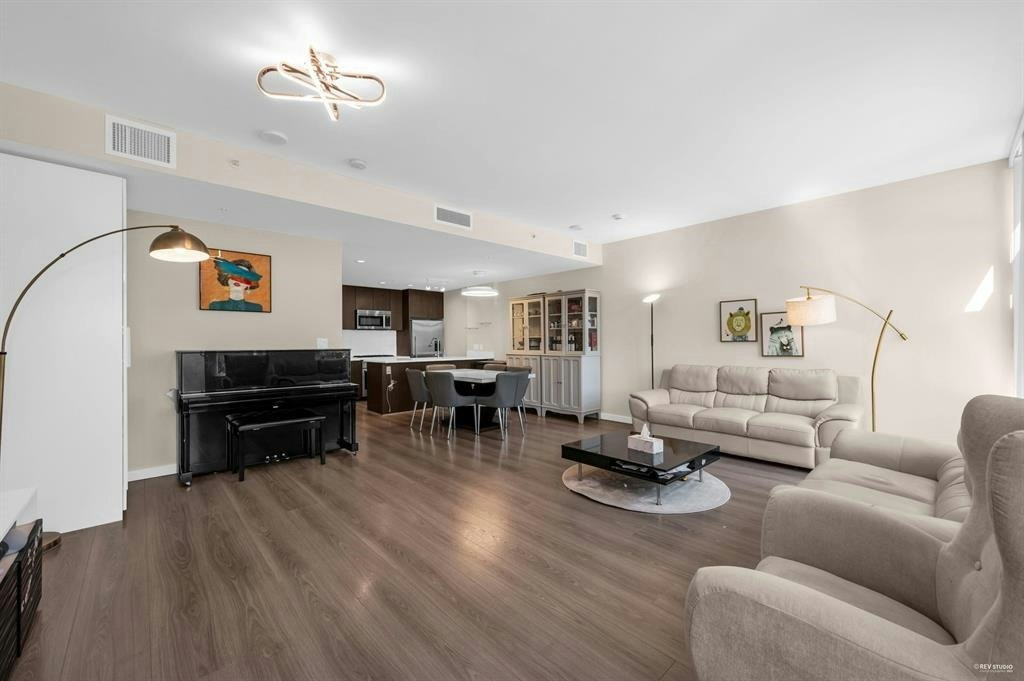 TH16-8677 Capstan Way, Richmond, BC, V6X 0N6