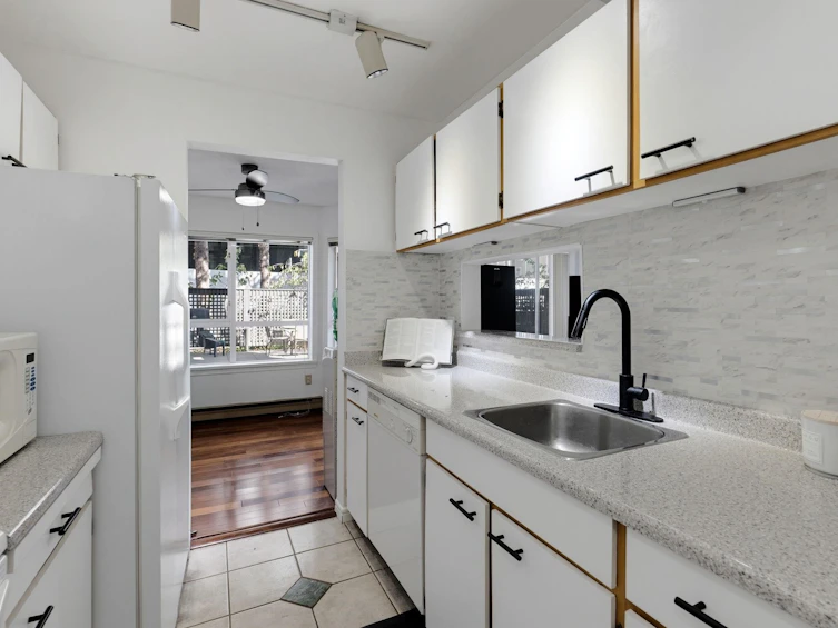 104-555 W 14th Avenue, Vancouver, BC, V5Z 4G8 - 4