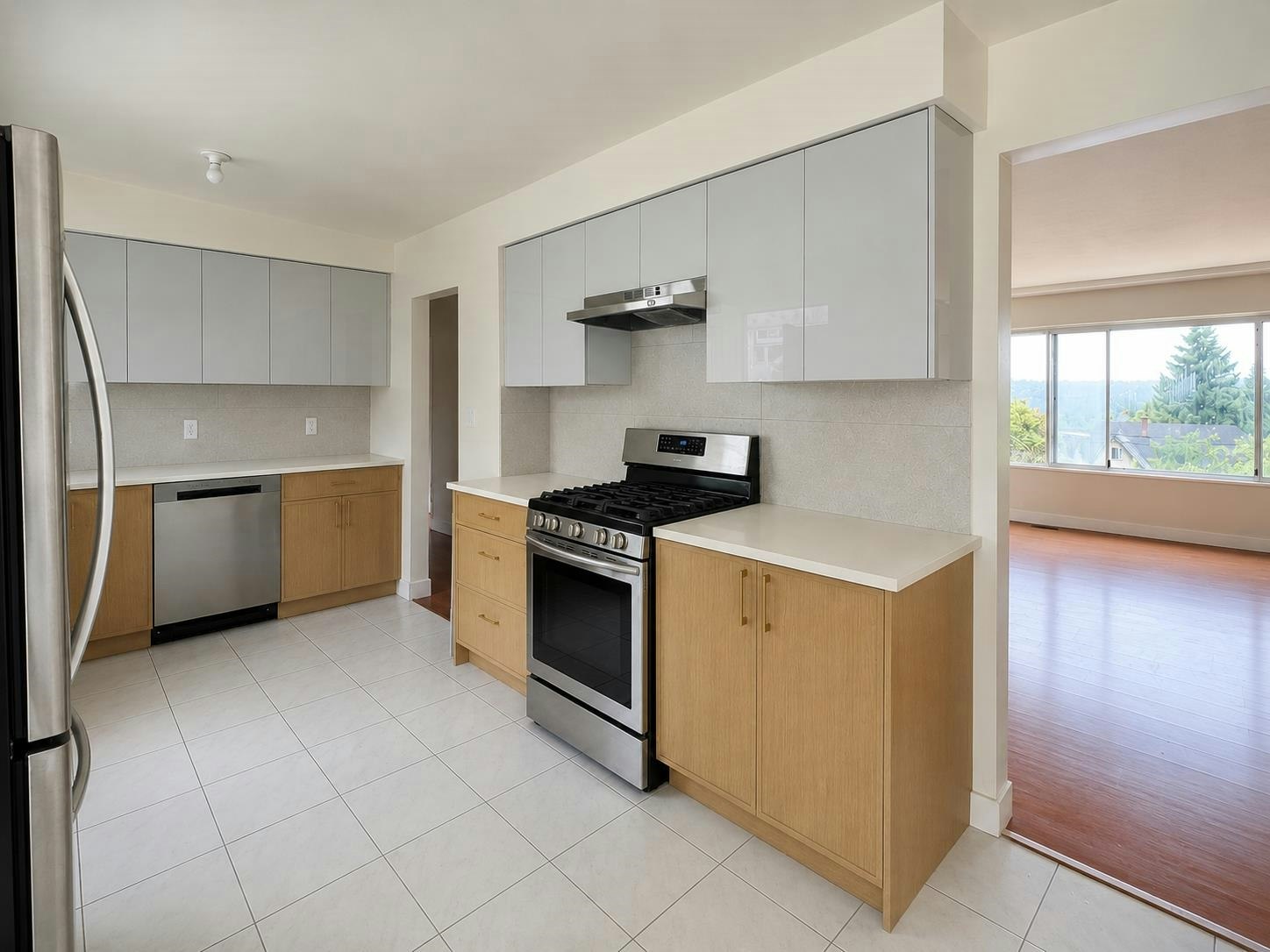 Upper-6717 Broadway, Burnaby, BC, V5B 2Y7 - 3