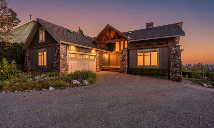 5575 Fairlight Crescent