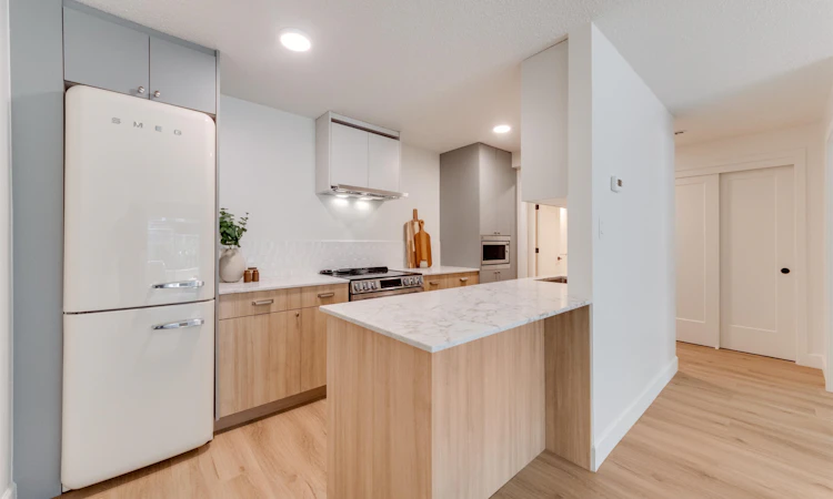 102-270 W 3rd Street