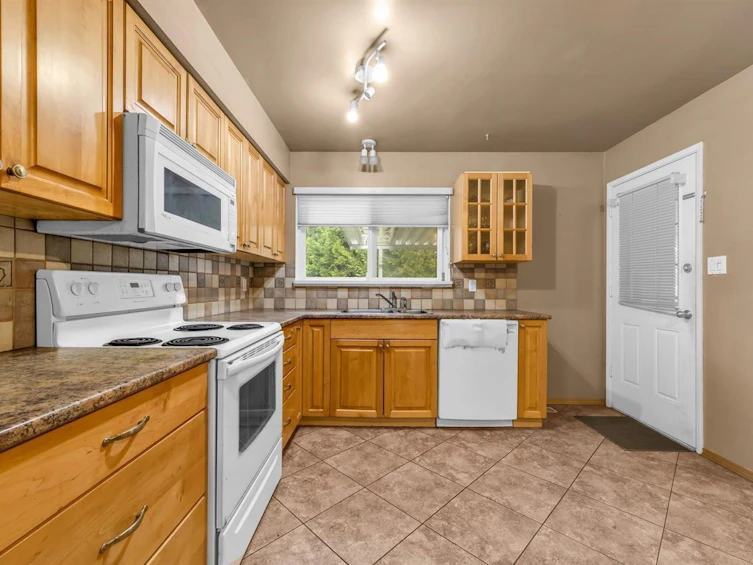 12521 Grove Crescent, Surrey, BC, V3V 2L6 - 6