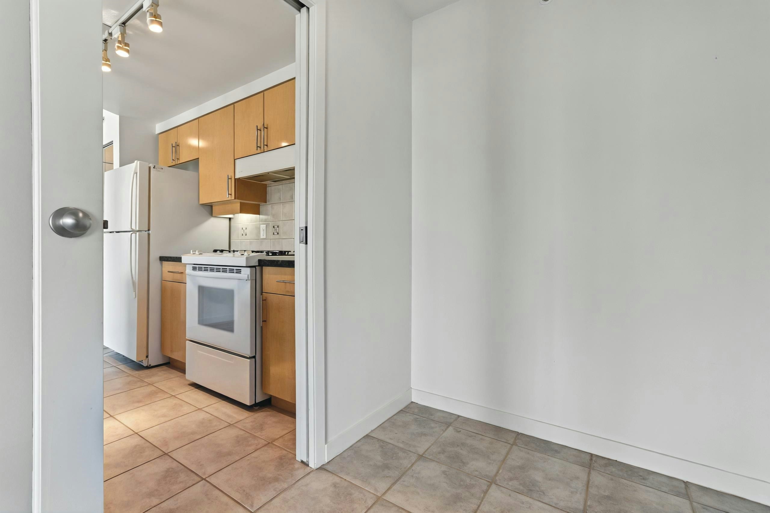 1005-193 Aquarius Mews, Vancouver, BC, V6Z 2Y3 - 24