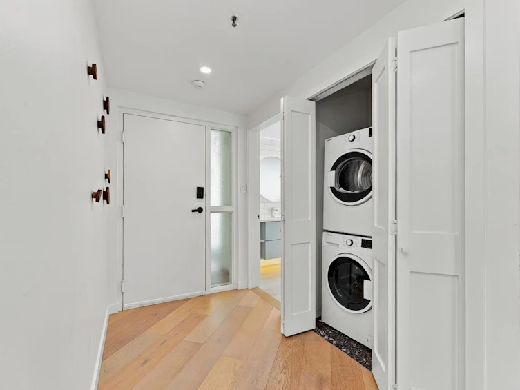 204-565 17 Street, West Vancouver, BC, V7V 3S9 - 3