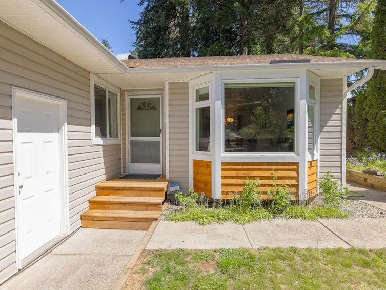 5700 Trident Avenue, Sechelt, BC, V0N 3A0 - 5
