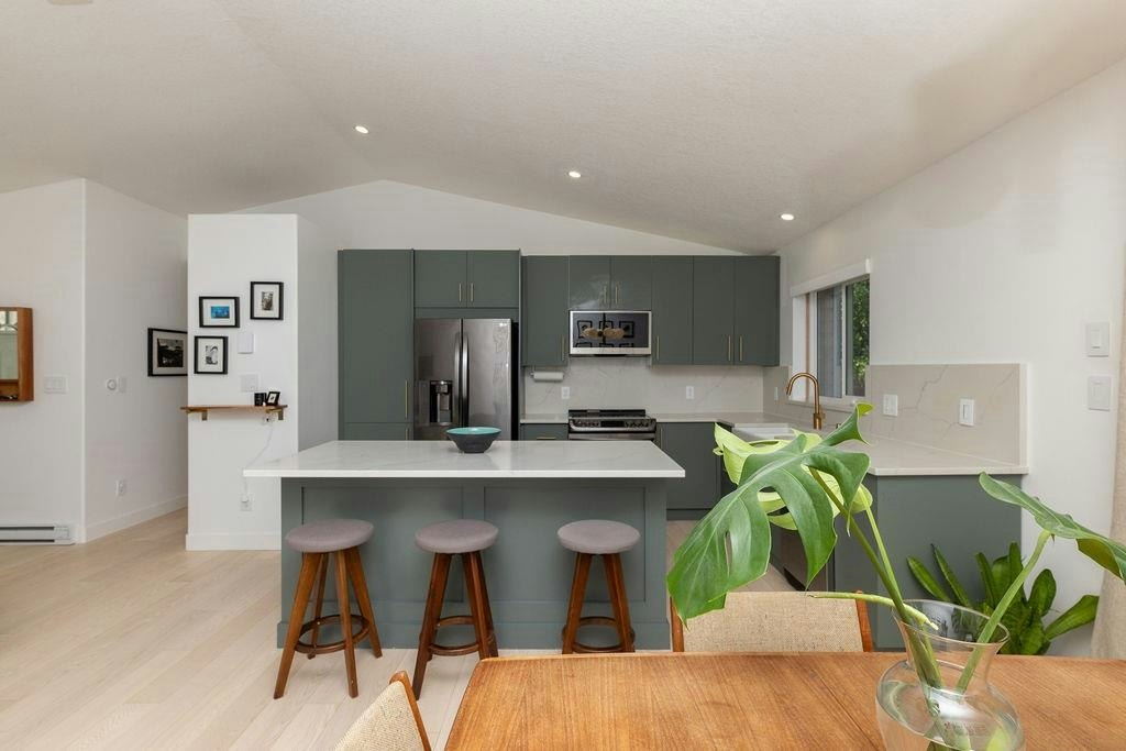 5700 Trident Avenue, Sechelt, BC, V0N 3A0 - 3