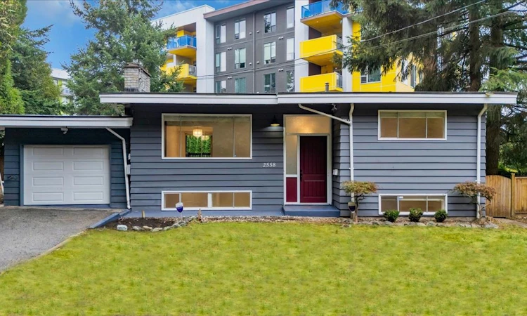2558 Lakeview Crescent