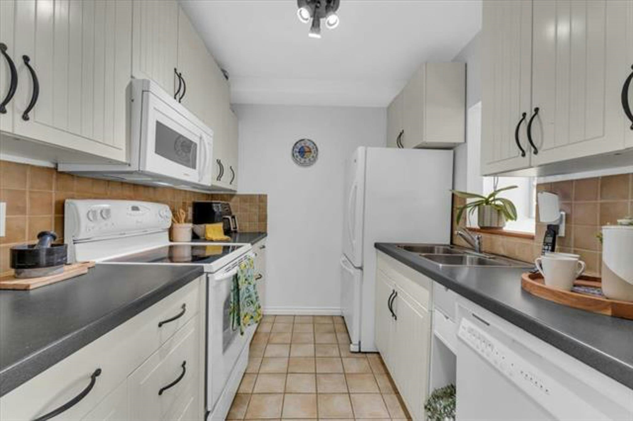 3295 Mountain Highway, North Vancouver, BC, V7K 2H4 - 8