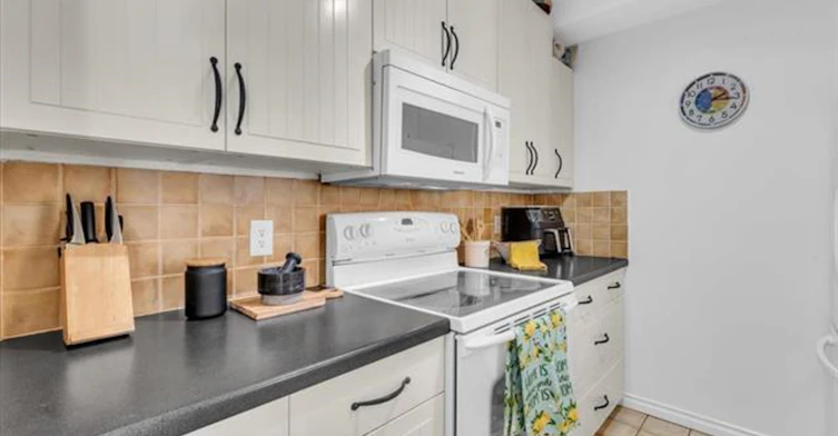 3295 Mountain Highway, North Vancouver, BC, V7K 2H4 - 9