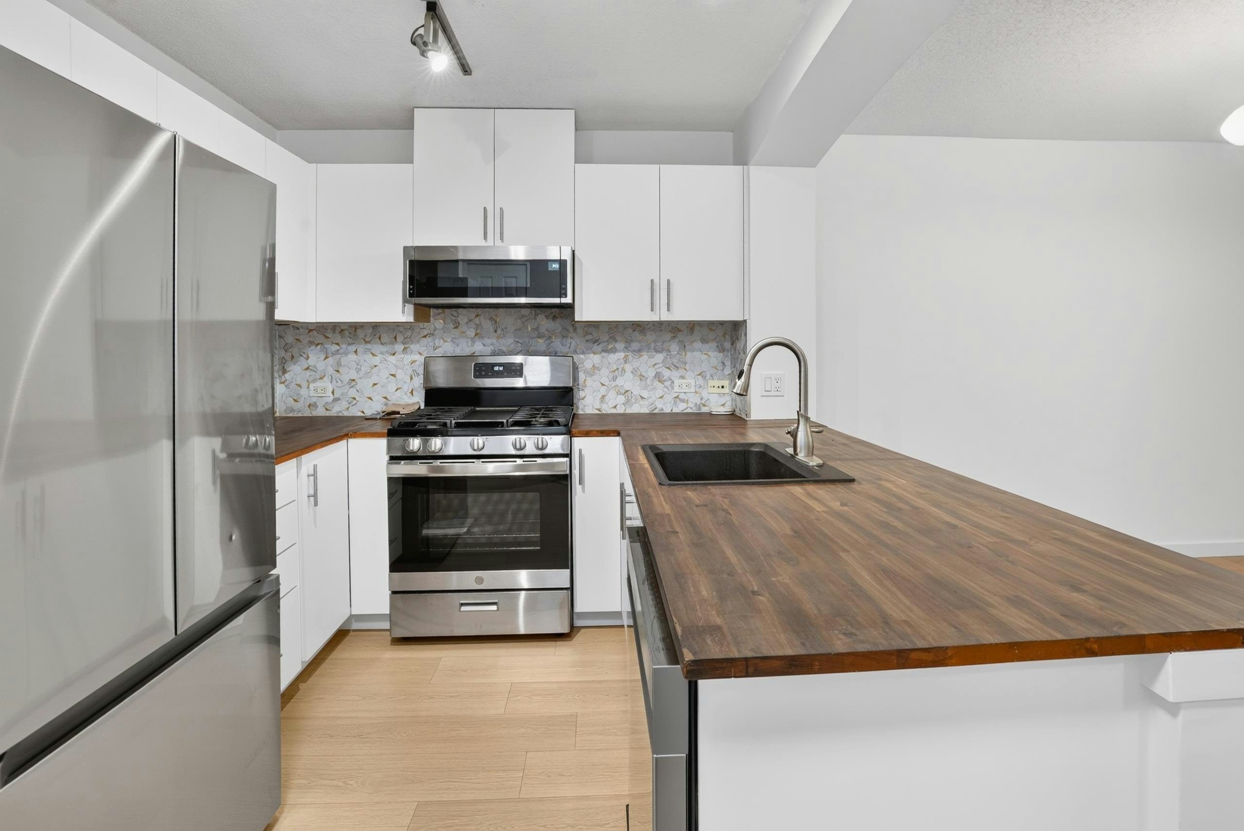 303-2998 Silver Springs Boulevard, Coquitlam, BC, V3E 3R7 - 8
