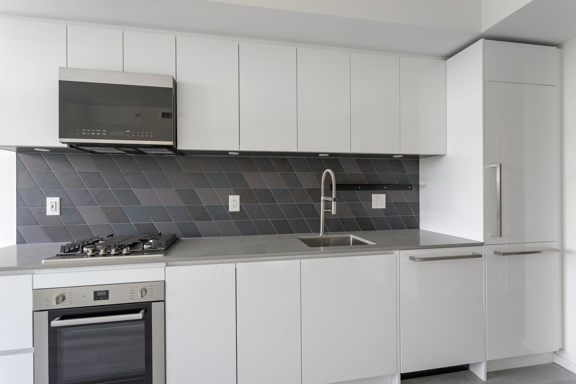 405-3264 Vanness Avenue - 5
