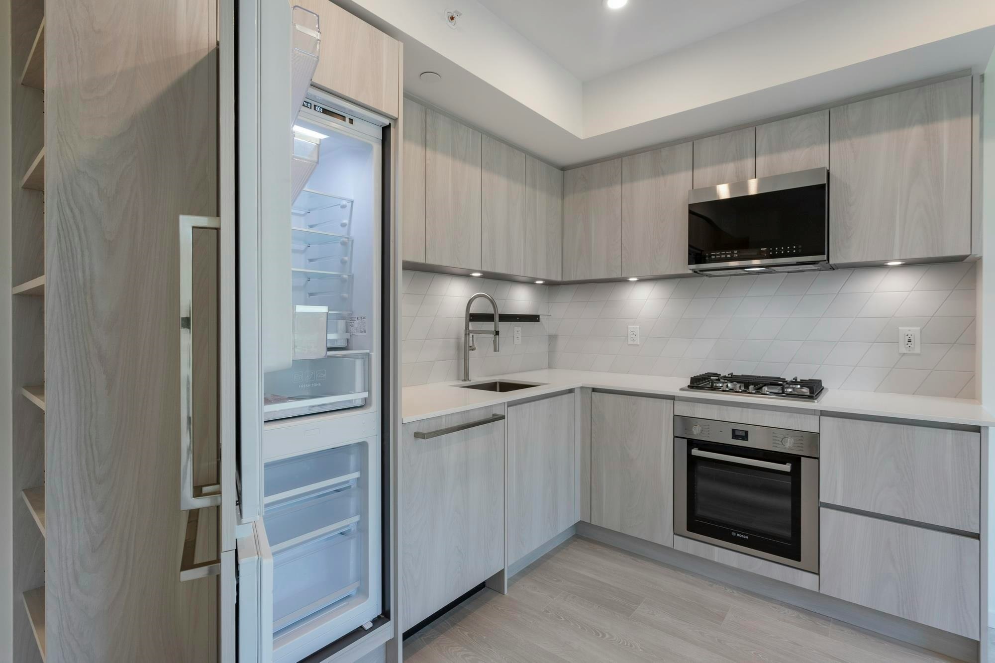 410-3264 Vanness Avenue - 5