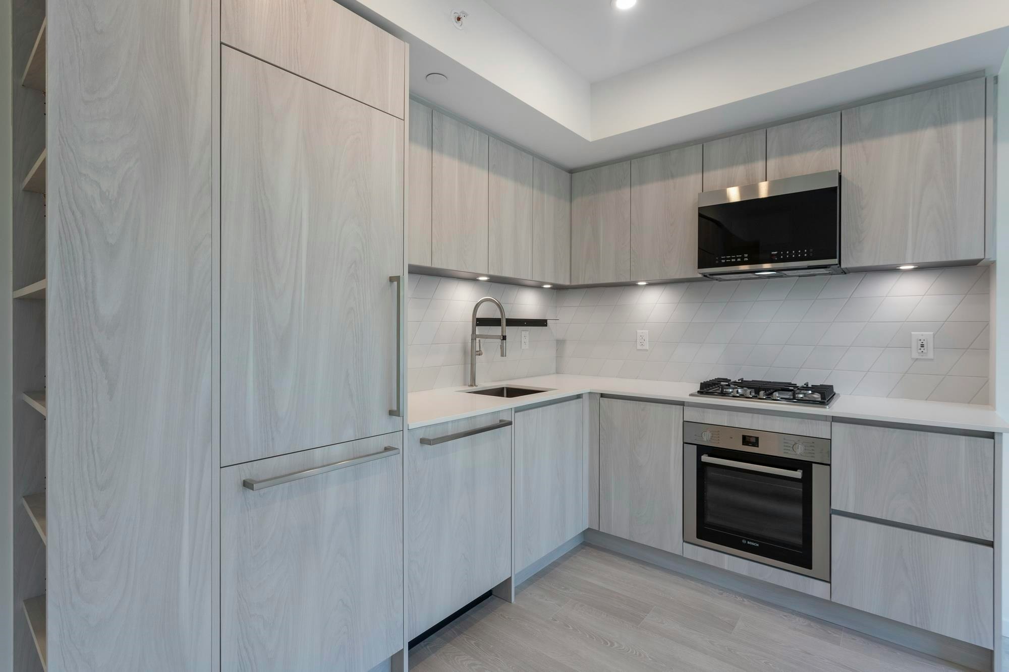 410-3264 Vanness Avenue - 4