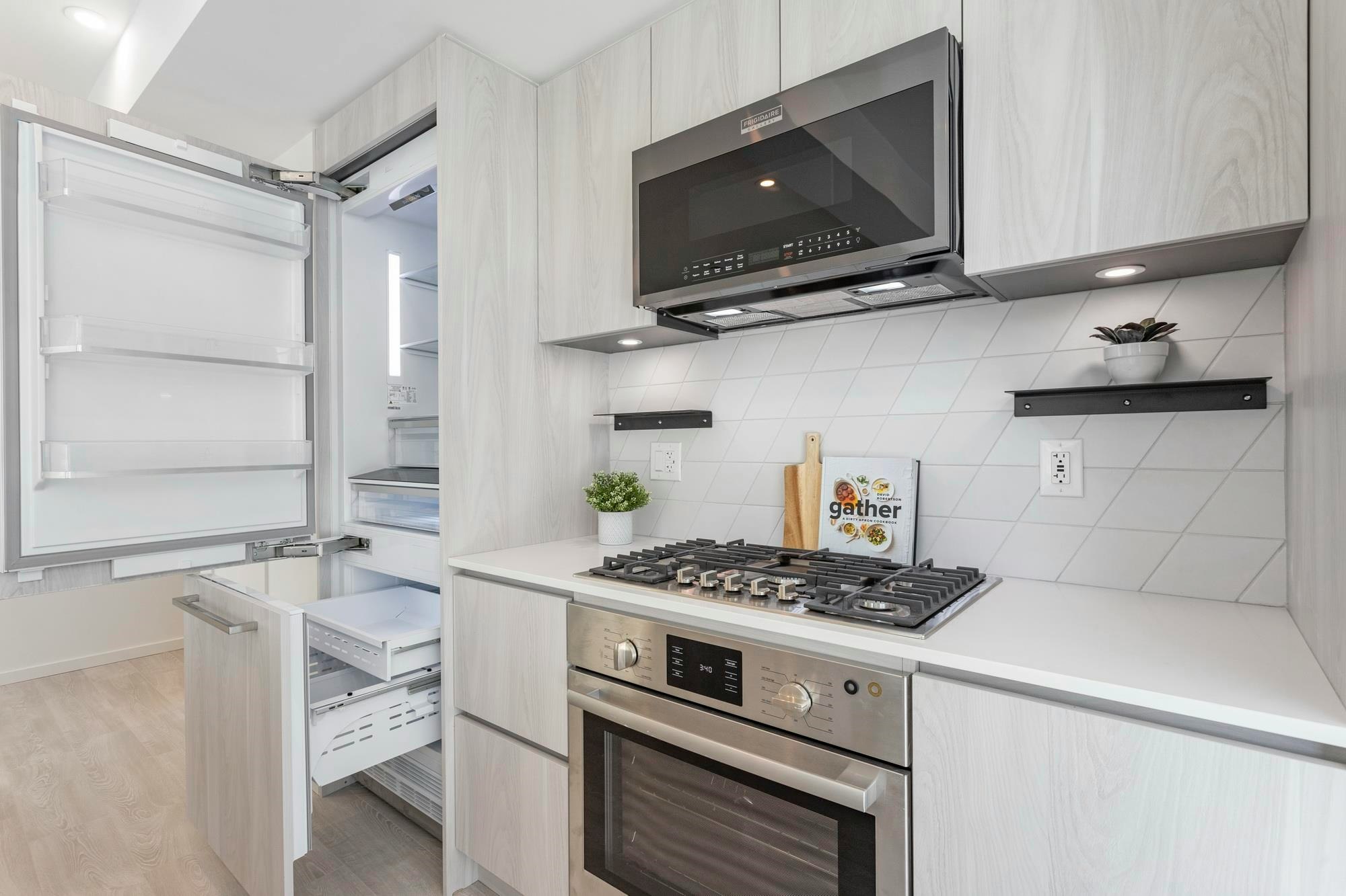 204-3264 Vanness Avenue - 5