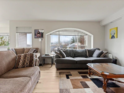 5635 Viewpoint Place - 5