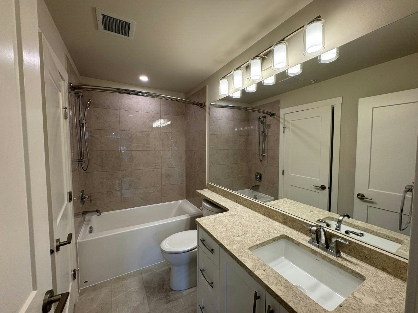 A3xx-8233 20b Street, Abbotsford, BC, V2Y 4M7 - 3