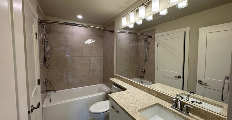 A3xx-8233 20b Street, Abbotsford, BC, V2Y 4M7 - 3