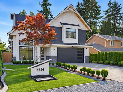 5744 16a Avenue - 5