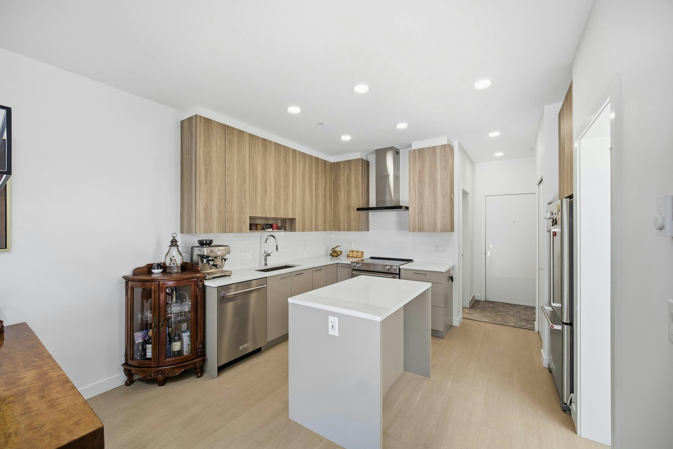3xx-7588 16th Street, Burnaby, BC, V3N 0H8 2
