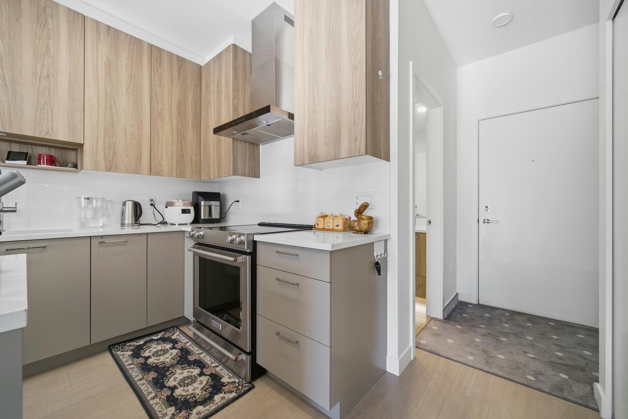 3xx-7588 16th Street, Burnaby, BC, V3N 0H8