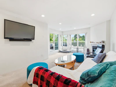 107-3280 W Broadway - 3