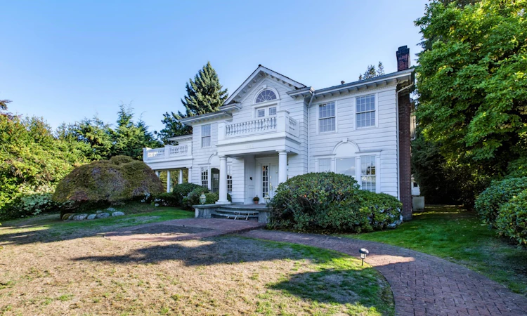 1330 Minto Crescent