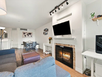 323-760 Kingsway - 2