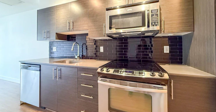 302-1533 E 8th Avenue, Vancouver, BC, V5N 0A4 - 2