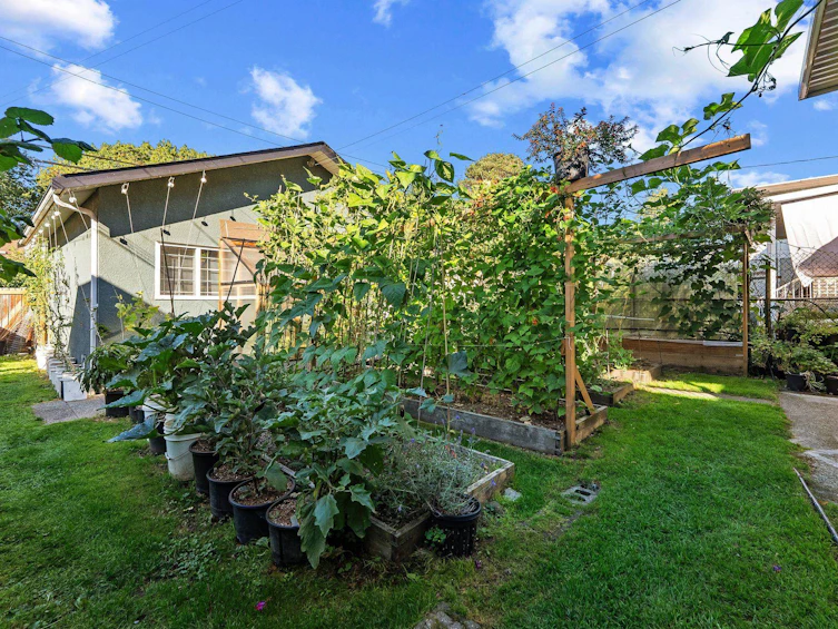 2621 Cambridge Street, Vancouver, BC, V5K 1L6 - 3