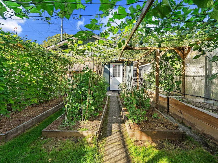 2621 Cambridge Street, Vancouver, BC, V5K 1L6 - 2