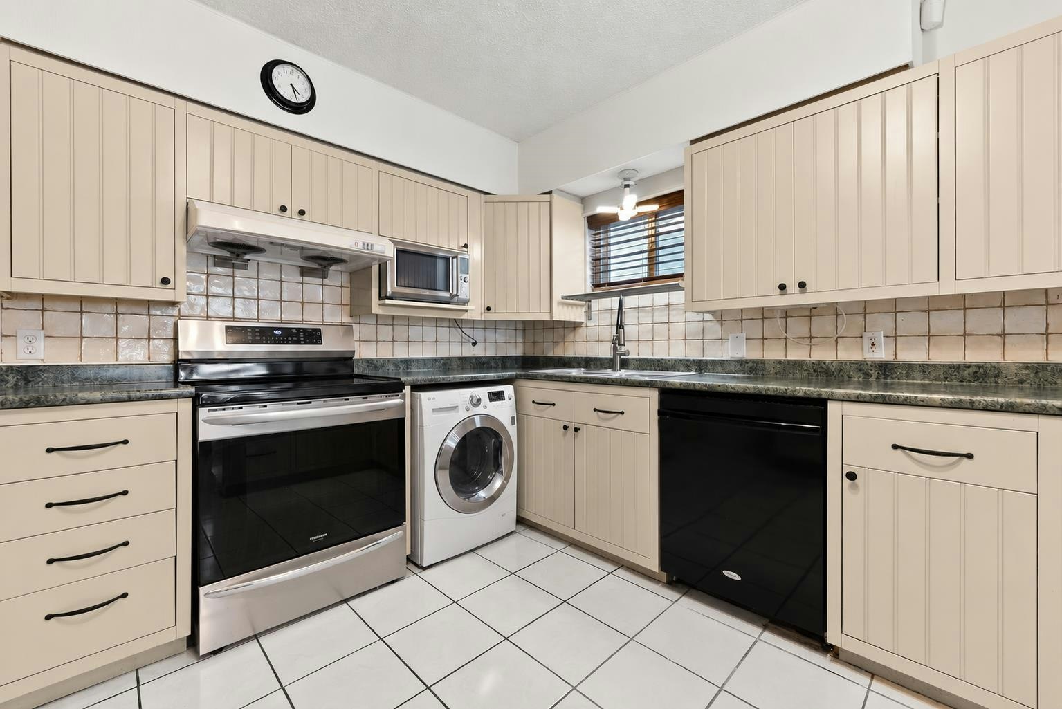 2621 Cambridge Street, Vancouver, BC, V5K 1L6 - 10
