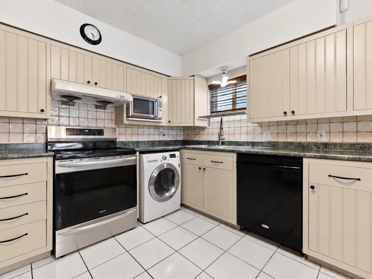 2621 Cambridge Street, Vancouver, BC, V5K 1L6 - 10