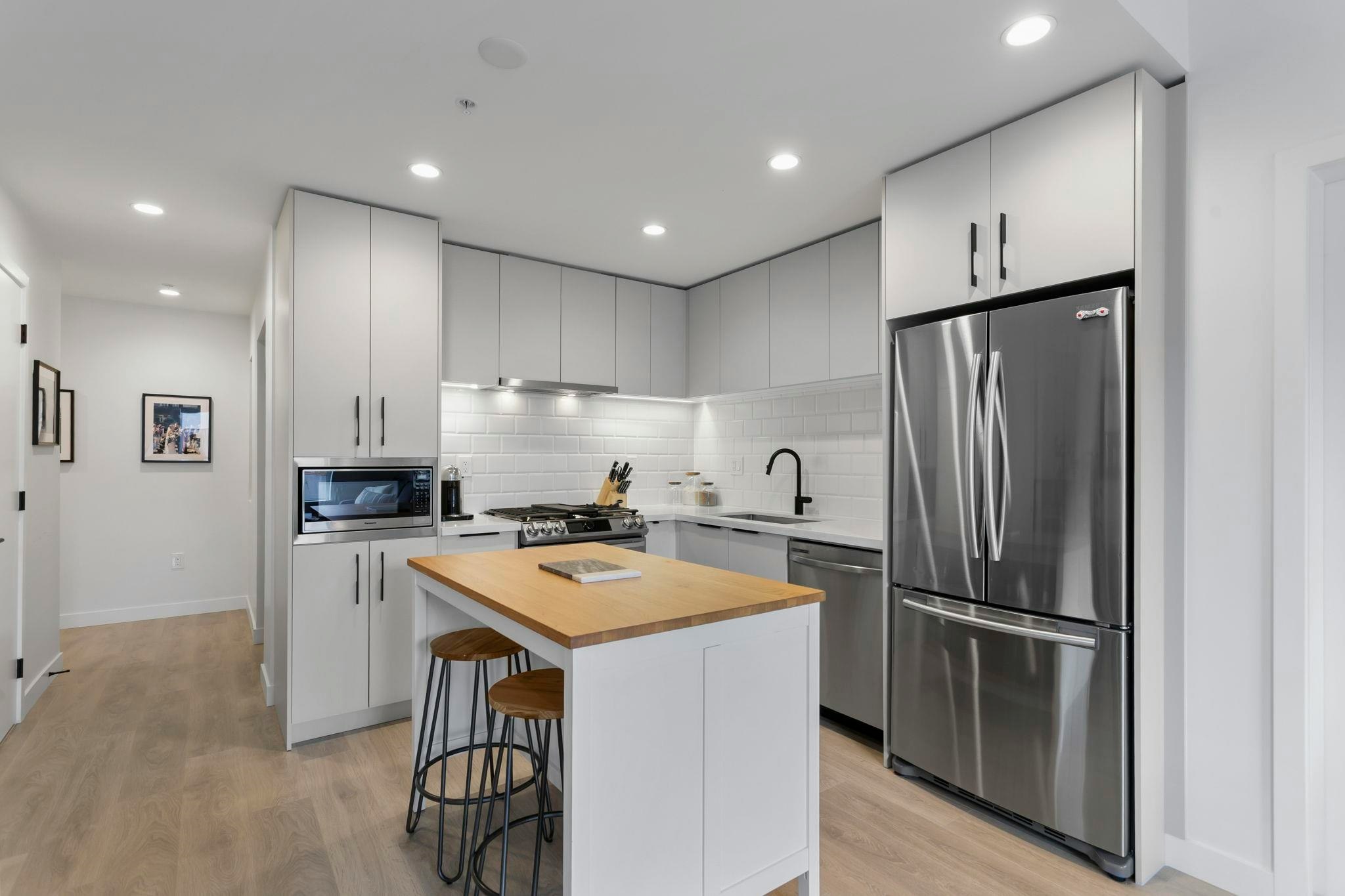 301-3018 St George Street - 2