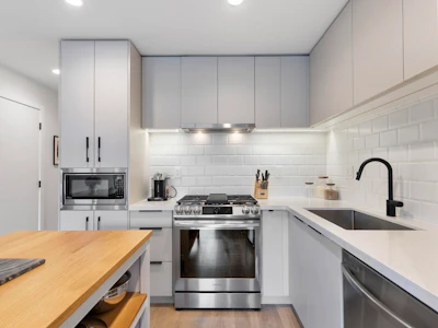 301-3018 St George Street - 3