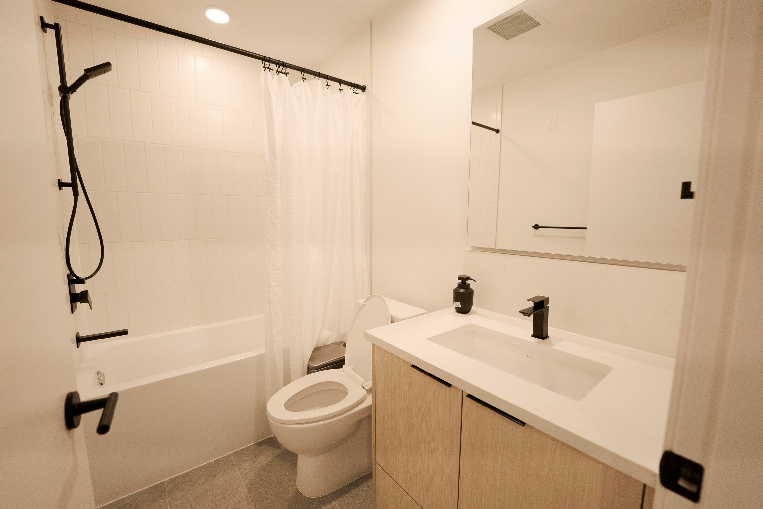 358-422 E 3rd Street, North Vancouver, BC, V7L 0K1 - 18