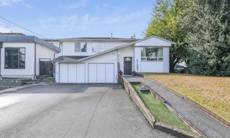 31568 Oakridge Crescent