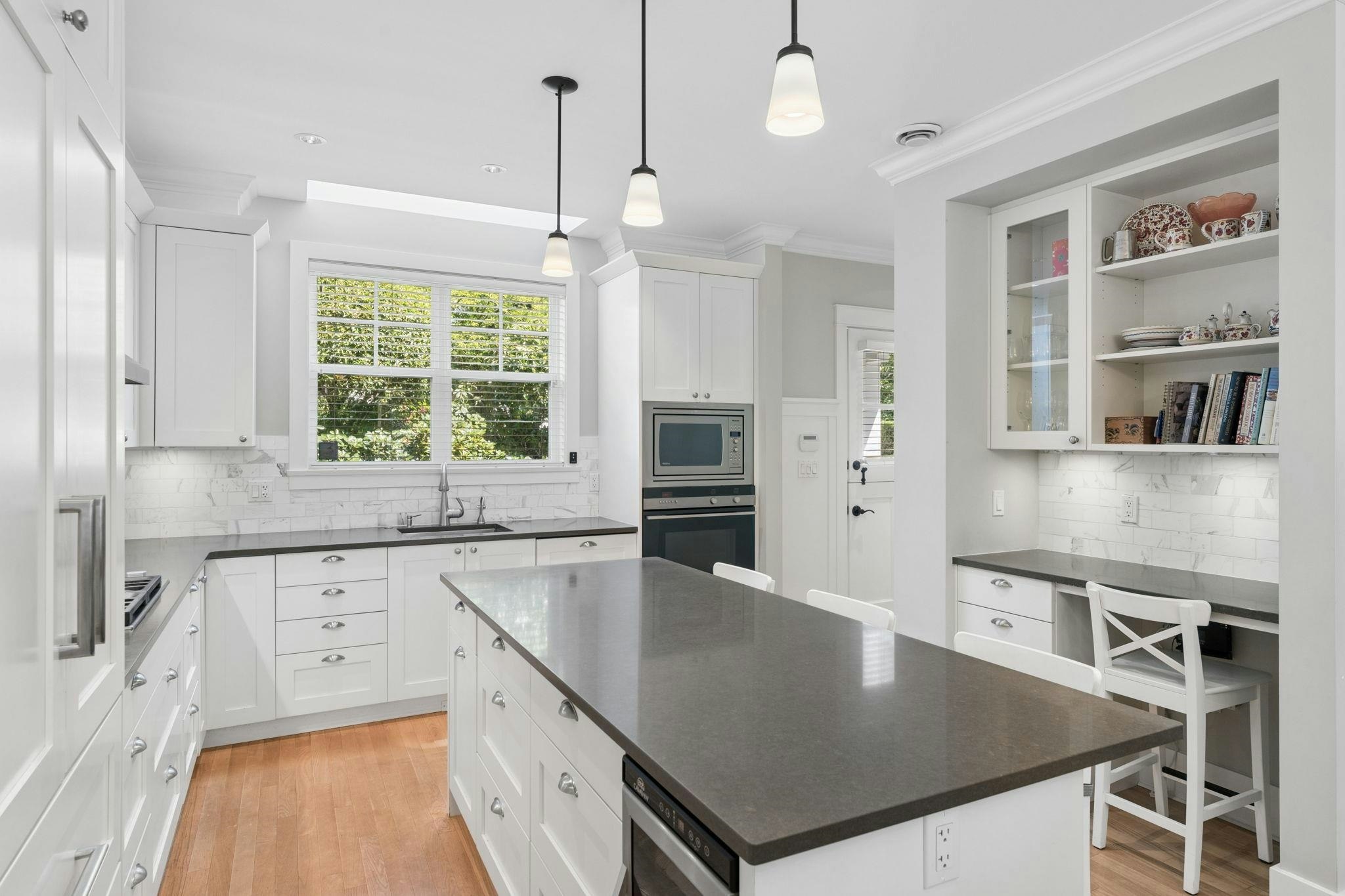 2071 Esquimalt Avenue, West Vancouver, BC, V7V 1S3