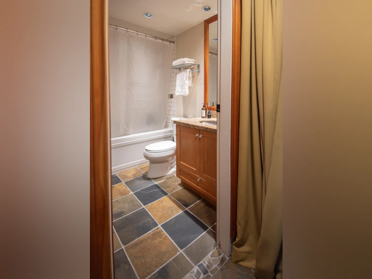 211-10 Renaissance Square, New Westminster, BC, V3M 7B1 - 26