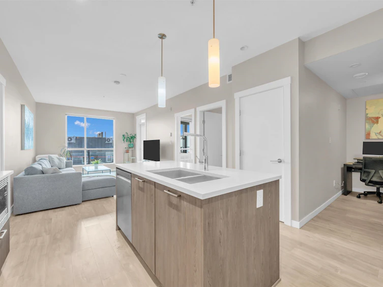 303-625 E 3rd Street, North Vancouver, BC, V7L 0G3 - 3