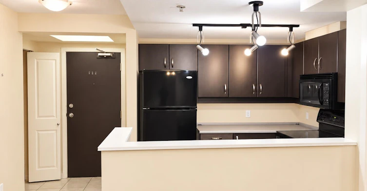 3F-10866 City Parkway, Surrey, BC, V3T 5W9 - 2