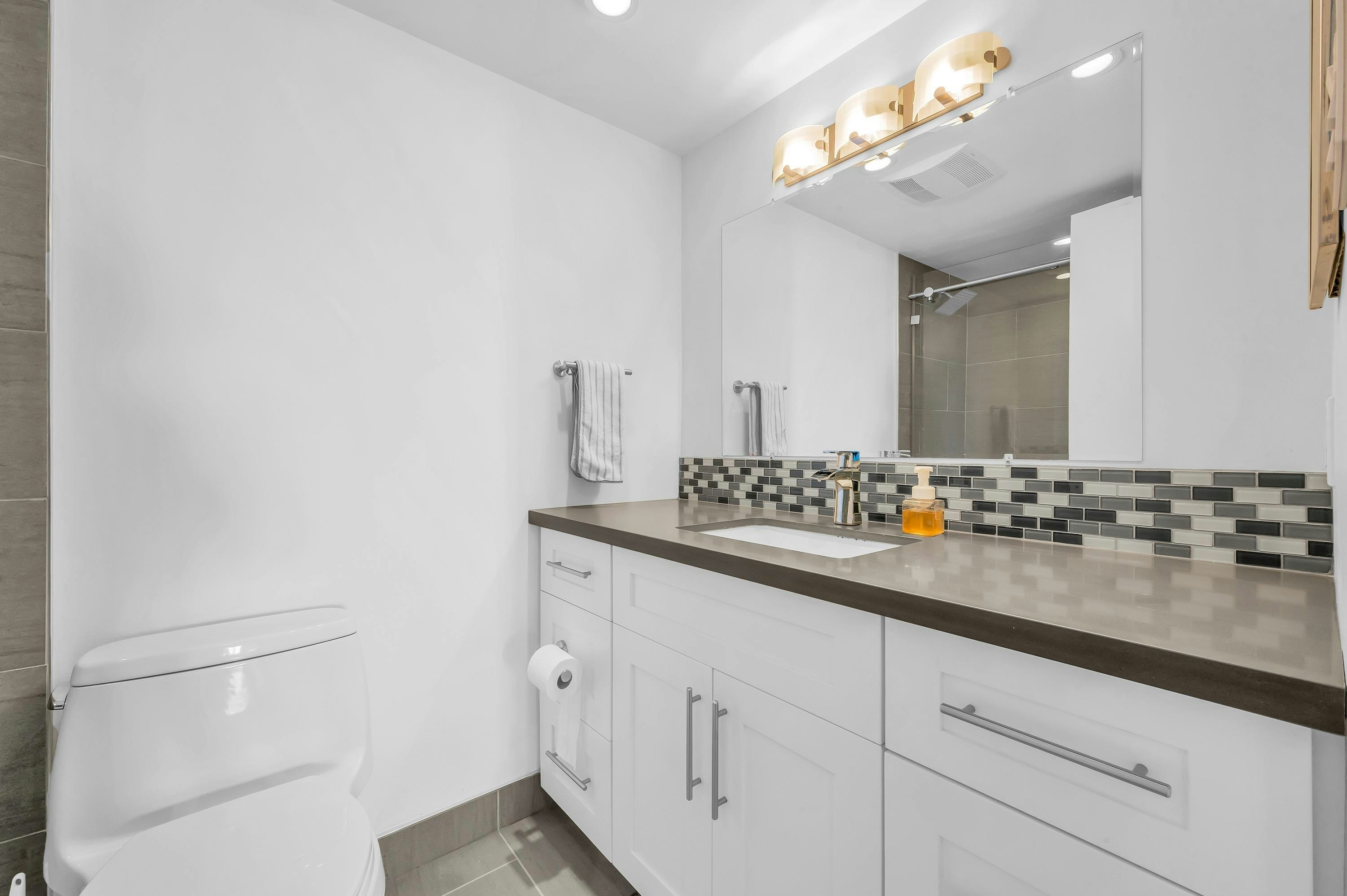 1206-4160 Sardis Street - 5