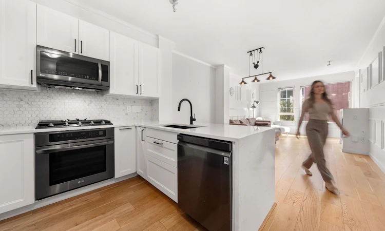 417-119 W 22nd Street