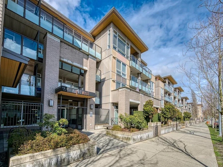 319-85 Eighth Avenue, New Westminster, BC, V3L 0E9 - 2