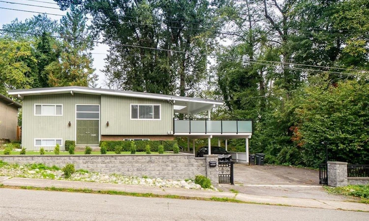 4383 Pinewood Crescent