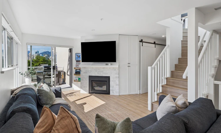 103-933 W 8th Avenue