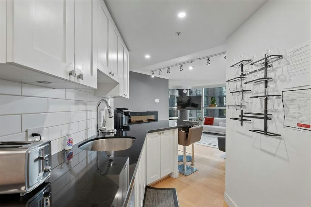 70X-1050 Burrard Street, Vancouver, BC, V6Z 2S3 - 8